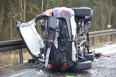 Wellendingen: Mit ueberhoehter Geschwindigkeit in den Gegenverkehr - 2 Tote nach schwerem Frontalcrash